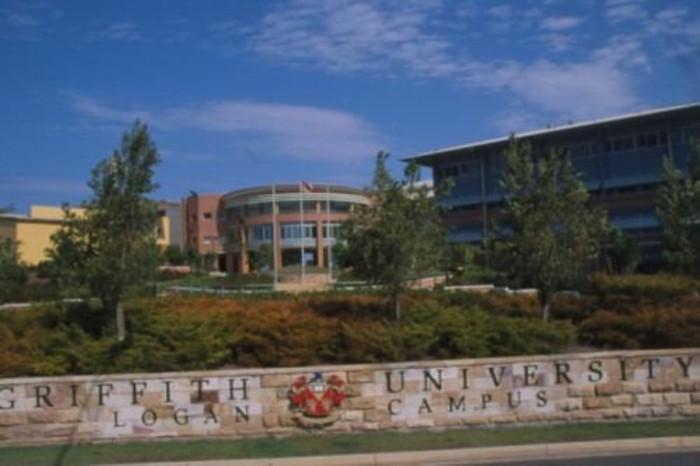 Griffith là một trong các trường đại học đầu tiên của ÚC cung cấp các bằng cấp trong nghiên cứu Châu Á và nghiên cứu môi trường cho các sinh viên ở đây và Griffith vẫn là một trường tiên phong trong các lĩnh vực này. Griffith đã phát triển thành nhiều cơ sở rộng lớn với các thế mạnh được tổ chức quốc tế công nhận trong việc giảng dạy và nghiên cứu.