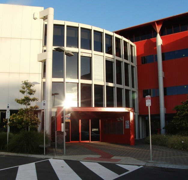 Kể từ khi được thành lập, Flinders đã xây dựng một danh tiếng mạnh mẽ về chất lượng và đổi mới trong các khóa học và giảng dạy. Flinders là trường đại học đầu tiên trên thế giới được cấp bằng cử nhân trong công nghệ nano, và là trường đầu tiên tại Úc cung cấp khóa học Y tế.