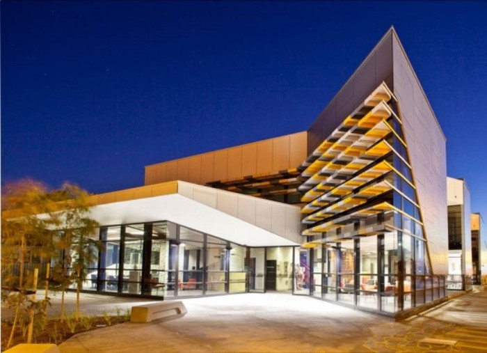 ĐH La Trobe nổi tiếng về các lĩnh vực giảng dạy, nghiên cứu và chất lượng chương trình đào tạo. Trường có hơn 30 trung tâm nghiên cứu, kết nối với hơn 260 trường đại học trên toàn thế giới, là thành viên của nhóm các trường Đại học Nghiên cứu Đổi mới (IRU) của Úc.