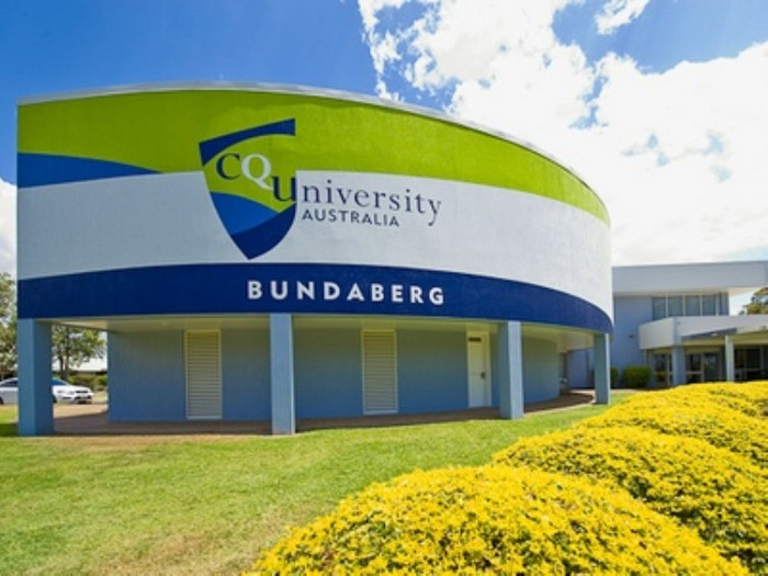 Trường được biết đến không chỉ với chương trình giảng dạy nghiên cứu chất lượng, mà còn nổi danh bởi số lượng cơ sở đào tạo nằm dọc bờ biển Tây Úc, 5 trụ sở chính tại các thành phố lớn Brisbane, Gold Coast, Melbourne, Rockhampton, Sydney, và các cơ sở khác tại Mackay, Gladstone, Noosa, Emerald, Bundaberg… ngoài ra trường còn mở rộng sang Thái Bình Dương và Đông Nam Á. Đây là một trong những trường Đại học thu hút nhiều sinh viên quốc tế nhất nước Úc, với hơn 25.000 sinh viên đến từ hơn 100 quốc gia khác nhau đã học tập và thành công từ ngôi trường này.