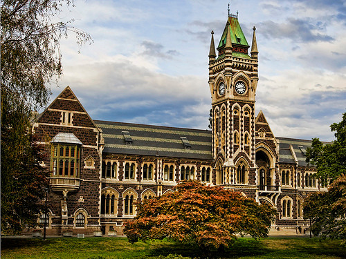 Cơ sở chính nằm tại Dunedin, một thành phố văn hóa và giáo dục nằm ở đảo Nam với nhiều cảnh đẹp của New Zealand. Sinh viên được tận hưởng sự tiện nghi của trường ĐH, một nơi ở riêng tư gần trường và trung tâm thành phố.