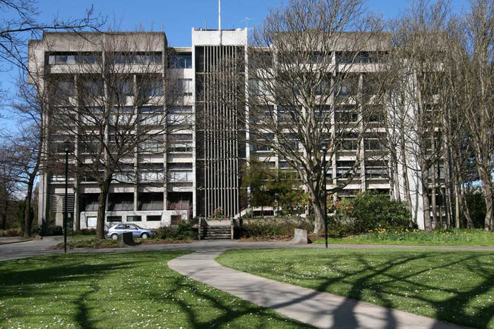 5. Đại Học Canterbury Được thành lập vào năm 1873, trường ĐH Canterbury có 7 chuyên ngành: Nghệ thuật, Thương mại, Cơ khí xây dựng, Luật, Âm nhạc và Mỹ thuật, Lâm nghiệp và Khoa học. Hiện tại trường đón nhận hơn 1.000 sinh viên quốc tế đến từ 60 quốc gia ghi tên đăng ký học các chương trình của trường.