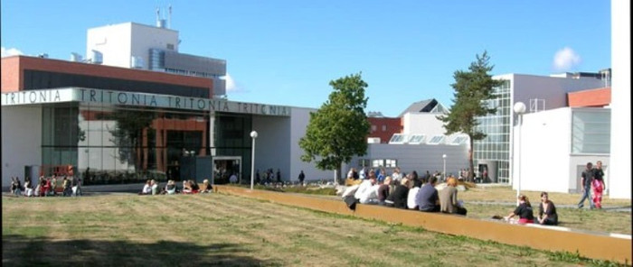 Central Ostrobothnia Polytechnic Central Ostrobothnia ở phía Tây Phần Lan, phía Bắc Châu Âu. Trường Đại Học ứng dụng Central Ostrobothnia là ngôi trường hiện đại, năng động và mang tính quốc tế. Hiện tại, trường có 3,300 sinh viên đang học tại 6 Khoa. Trung bình hàng năm trường tiếp nhận thêm 622 sinh viên. Central Ostrobothnia có 3 cơ sở đặt tai Kokola, Pietarssari, Ylivieska. Trường có mối quan hệ hợp tác chặt chẽ với khoảng 130 đối tác tại 34 quốc gia trên thế giới Central Ostrobothnia Polytechnic Central Ostrobothnia ở phía Tây Phần Lan, phía Bắc Châu Âu. Trường Đại Học ứng dụng Central Ostrobothnia là ngôi trường hiện đại, năng động và mang tính quốc tế. Hiện tại, trường có 3,300 sinh viên đang học tại 6 Khoa. Trung bình hàng năm trường tiếp nhận thêm 622 sinh viên. Central Ostrobothnia có 3 cơ sở đặt tai Kokola, Pietarssari, Ylivieska. Trường có mối quan hệ hợp tác chặt chẽ với khoảng 130 đối tác tại 34 quốc gia trên thế giới