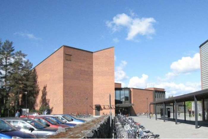 University of Eastern Finland Với khoảng 14 000 sinh viên và 3000 cán bộ, Đại học Đông Phần Lan là một trong những đại học lớn nhất ở Phần Lan. Trường có cơ sở ở Joensuu, Kuopio và Savonlinna. University of Eastern Finland Với khoảng 14 000 sinh viên và 3000 cán bộ, Đại học Đông Phần Lan là một trong những đại học lớn nhất ở Phần Lan. Trường có cơ sở ở Joensuu, Kuopio và Savonlinna.