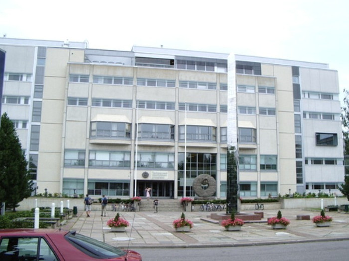 Tampere University of Technology Trường đại học ứng dụng Tampere tọa lạc tại thành phố Tampere cách thủ đô Helsinki 180 km về phía Bắc. Tampere là thành phố lớn nhất Scandinavia và trung tâm kinh tế lớn thứ hai của Phần Lan. Đến Tampere bạn dễ dàng đi đến sân bay quốc tế và các phương tiện giao thông đến thủ đô Helsinki rất thuận tiện. Trường cung cấp chương trình Cử nhân và Thạc sĩ cho khoảng 10.000 sinh viên. Chương trình đào tạo gồm có kỹ thuật, kinh doanh, du lịch, dịch vụ sức khỏe và xã hội. Tampere University of Technology Trường đại học ứng dụng Tampere tọa lạc tại thành phố Tampere cách thủ đô Helsinki 180 km về phía Bắc. Tampere là thành phố lớn nhất Scandinavia và trung tâm kinh tế lớn thứ hai của Phần Lan. Đến Tampere bạn dễ dàng đi đến sân bay quốc tế và các phương tiện giao thông đến thủ đô Helsinki rất thuận tiện. Trường cung cấp chương trình Cử nhân và Thạc sĩ cho khoảng 10.000 sinh viên. Chương trình đào tạo gồm có kỹ thuật, kinh doanh, du lịch, dịch vụ sức khỏe và xã hội.