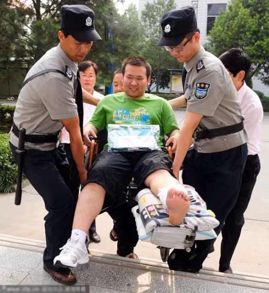 Cậu bạn tên Chai Zixin bị gãy chân trong một vụ tai nạn. Nhưng bạn ấy vẫn quyết định không bỏ lỡ cuộc thi lần này mà phải đến trường thi cho bằng được. Rất may mắn là có các chú cảnh sát giúp đỡ bạn ấy. (Ảnh: Kenh14) Cậu bạn tên Chai Zixin bị gãy chân trong một vụ tai nạn. Nhưng bạn ấy vẫn quyết định không bỏ lỡ cuộc thi lần này mà phải đến trường thi cho bằng được. Rất may mắn là có các chú cảnh sát giúp đỡ bạn ấy. (Ảnh: Kenh14)