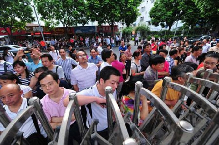 Trong khi các thí sinh làm bài, các bậc phụ huynh nóng lòng chờ đợi bên ngoài. (Ảnh: Dantri) Trong khi các thí sinh làm bài, các bậc phụ huynh nóng lòng chờ đợi bên ngoài. (Ảnh: Dantri)