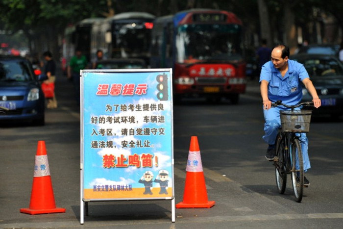 Một tấm biển yêu cầu hạn chế bấm còi để sĩ tử tập trung thi cử. (Ảnh: Kenh14) Một tấm biển yêu cầu hạn chế bấm còi để sĩ tử tập trung thi cử. (Ảnh: Kenh14)
