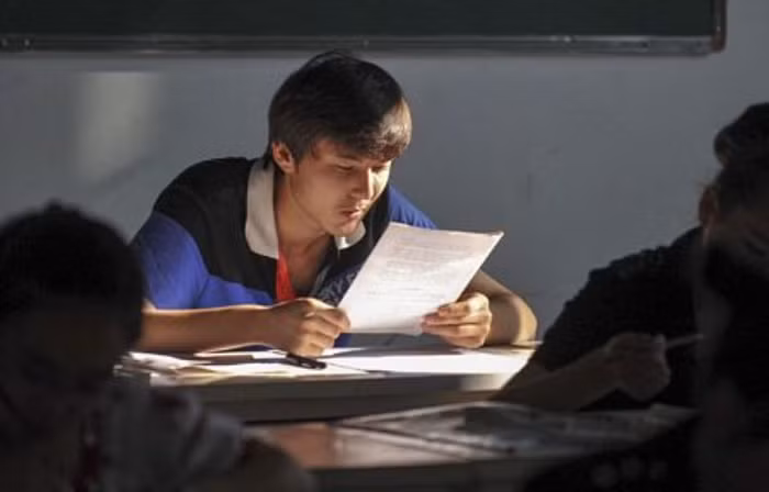 Một thí sinh làm bài thi ở Korla, Tân Cương. )Ảnh: Dantri) Một thí sinh làm bài thi ở Korla, Tân Cương. )Ảnh: Dantri)