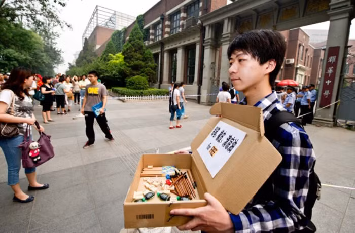 Bạn sinh viên này đã đến trước cổng một hội đồng thi và mang theo hộp bút chì, gôm và các vật dụng cần thiết khác để cung cấp miễn phí cho bạn nào quên không mang theo. (Ảnh: Kenh14) Bạn sinh viên này đã đến trước cổng một hội đồng thi và mang theo hộp bút chì, gôm và các vật dụng cần thiết khác để cung cấp miễn phí cho bạn nào quên không mang theo. (Ảnh: Kenh14)