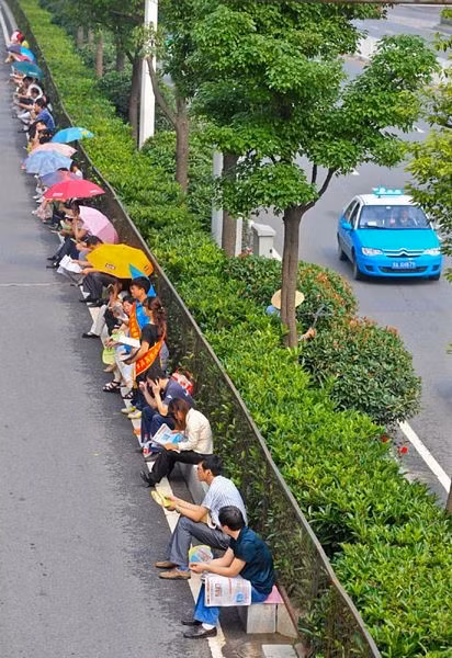 Các phụ huynh ngồi đợi thành hàng dài bên ngoài một hội đồng thi ở Vũ Hán, tỉnh Hồ Bắc. (Ảnh: Dantri) Các phụ huynh ngồi đợi thành hàng dài bên ngoài một hội đồng thi ở Vũ Hán, tỉnh Hồ Bắc. (Ảnh: Dantri)