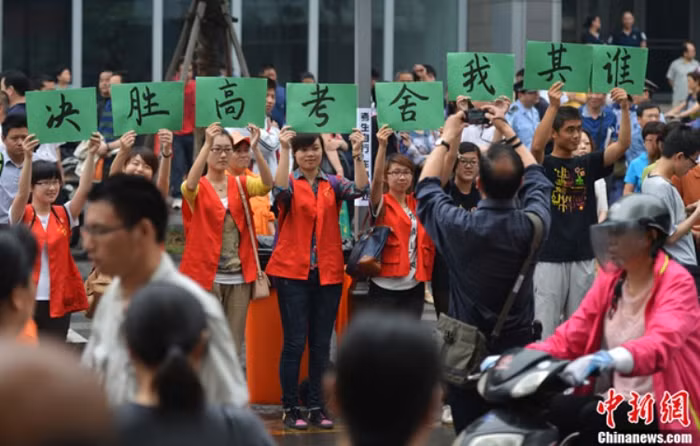 Cùng hàng loạt các kiểu ủng hộ sĩ tử trong phòng thi khác do nhóm tình nguyện viên thực hiện. (Ảnh: Kenh14) Cùng hàng loạt các kiểu ủng hộ sĩ tử trong phòng thi khác do nhóm tình nguyện viên thực hiện. (Ảnh: Kenh14)