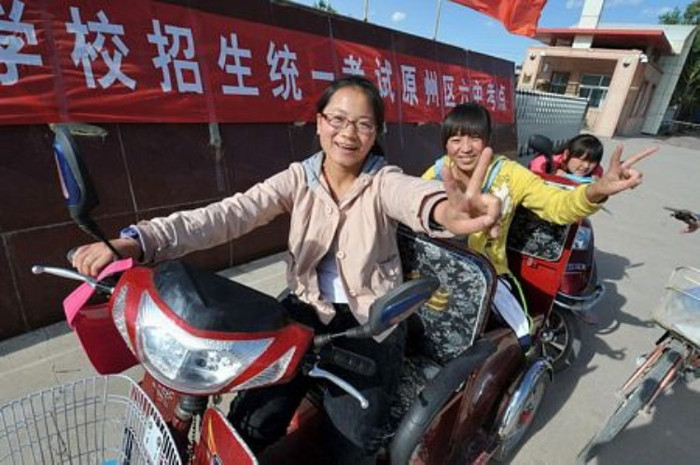 Các thí sinh tươi cười sau ngày thi đầu tiên tại Cố Nguyên, Ninh Hạ. (Ảnh: Dantri) Các thí sinh tươi cười sau ngày thi đầu tiên tại Cố Nguyên, Ninh Hạ. (Ảnh: Dantri)