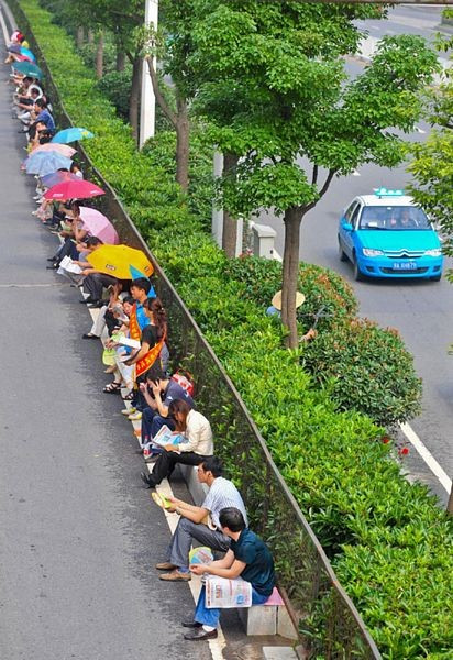 Các phụ huynh ngồi đợi thành hàng dài bên ngoài một hội đồng thi ở Vũ Hán, tỉnh Hồ Bắc. (Ảnh: Dantri) Các phụ huynh ngồi đợi thành hàng dài bên ngoài một hội đồng thi ở Vũ Hán, tỉnh Hồ Bắc. (Ảnh: Dantri)