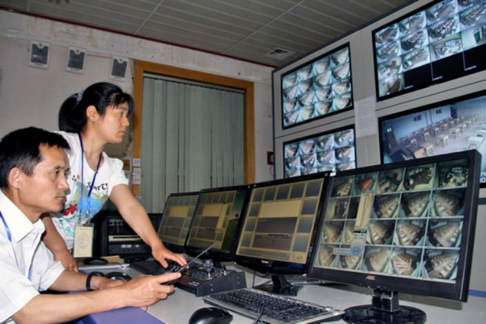 Phòng giám sát với hàng loạt camera được gắn khắp nơi trong phòng. (Ảnh: Kenh14) Phòng giám sát với hàng loạt camera được gắn khắp nơi trong phòng. (Ảnh: Kenh14)