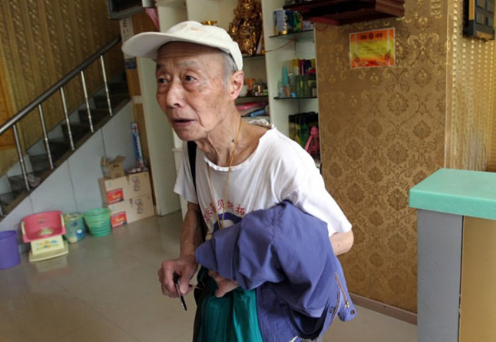Cụ ông 83 tuổi tên là Uông Hiệp, đã 12 lần đăng ký thi đại học với ước mơ được trở thành sinh viên. Khi được hỏi về khả năng đậu bảng năm nay, cụ Uông Hiệp lạc quan chia sẻ: "Sống đến già, học và thi đến già. Năm nay không được thì sang năm tôi lại đến". (Ảnh: Kenh14) Cụ ông 83 tuổi tên là Uông Hiệp, đã 12 lần đăng ký thi đại học với ước mơ được trở thành sinh viên. Khi được hỏi về khả năng đậu bảng năm nay, cụ Uông Hiệp lạc quan chia sẻ: "Sống đến già, học và thi đến già. Năm nay không được thì sang năm tôi lại đến". (Ảnh: Kenh14)