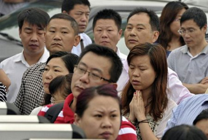 Một phụ nữ cầu nguyện bên ngoài địa điểm thi ở Nam Kinh, tỉnh Giang Tô. (Ảnh: Dantri) Một phụ nữ cầu nguyện bên ngoài địa điểm thi ở Nam Kinh, tỉnh Giang Tô. (Ảnh: Dantri)
