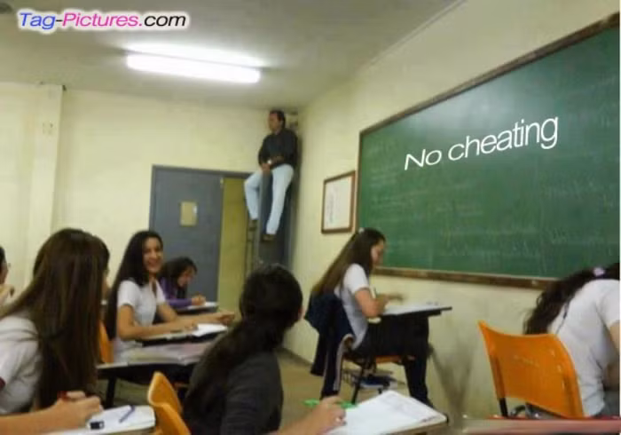 Cứ ngước lên thế này thì mỏi cổ lắm.