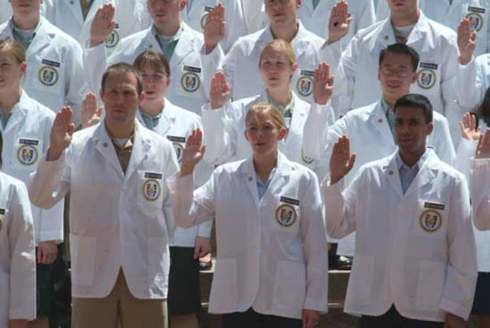 Những thạc sĩ tốt nghiệp chuyên ngành này luôn được săn đón bởi ngành dịch vụ y tế ngày một phát triển với một thị trường vững chắc và không ngừng mở rộng. Chính phủ cũng không ngừng hỗ trợ công tác y tế dự phòng. Hầu hết các vị trí quản lý đều yêu cầu ứng viên có bằng thạc sĩ.