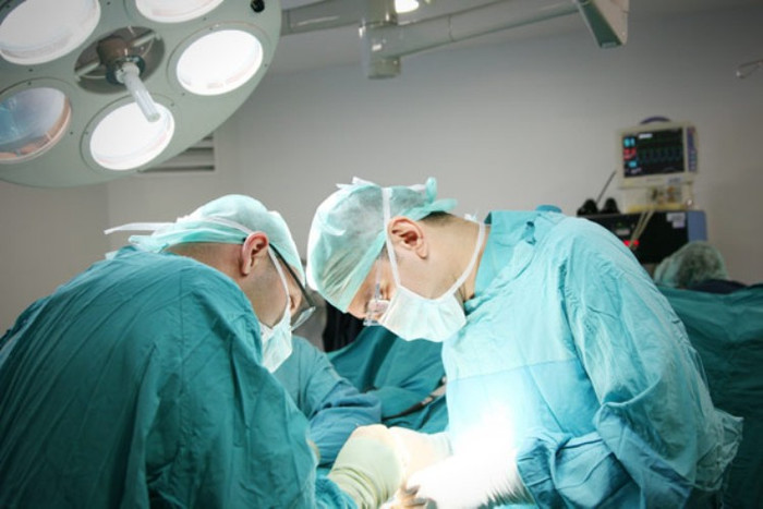 Bác sĩ là một trong những nghề có thu nhập cao nhất tại Mỹ, dao động từ $180.000 cho thầy thuốc gia đình, lên tới $485.000 cho bác sĩ phẫu thuật chỉnh hình (theo Modern Healthcare). Thị trường việc làm trong ngành y có vẻ như vẫn sẽ tiếp tục sáng sủa trong nhiều năm tới, khi mà dân số đang có xu hướng già đi, và nhu cầu khám chữa bệnh, chăm sóc sức khỏe ngày một tăng cao.