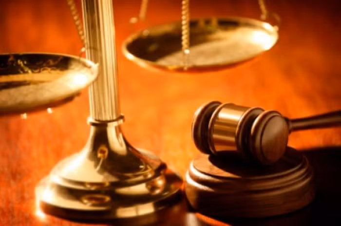 Bằng Luật (Law Degree) Học phí trung bình: $18.461/năm (trường công lập) & $35.622 (trường tư thục) Nợ trung bình của sinh viên: $82.601. Mỗi tháng, sinh viên tốt nghiệp trả góp $960 cho khoản vay 10 năm và $544 cho khoản vay 30 năm Thu nhập trung bình (luật sư): $129.020