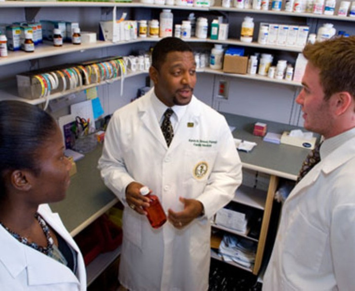 Dự báo tới năm 2018, ngành dược sẽ cần thêm tới 20% nhân lực. Nếu bạn có ý định theo đuổi lĩnh vực này, nhiều khả năng bạn sẽ tìm được một vị trí liên quan tới tư vấn và bảo hiểm, thay vì làm việc trong phòng thí nghiệm và pha chế dược phẩm, bởi những công việc này đã và đang được thực hiện bởi các công ty sản xuất thuốc với công nghệ tự động tối tân nhất.