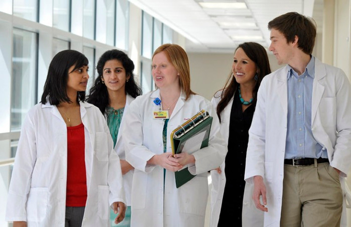 Bằng Y khoa (Medical Degree) Học phí trung bình: $22.959/năm (trường công lập) & $41.289 (trường tư thục) Nợ trung bình của sinh viên: $126.152. Mỗi tháng, sinh viên tốt nghiệp trả góp $1.466 cho khoản vay 10 năm và $831 cho khoản vay 30 năm Thu nhập trung bình (nội khoa): $183.990