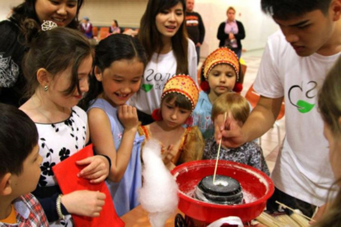 Đông đảo phụ huynh và trẻ em đến tham dự chương trình