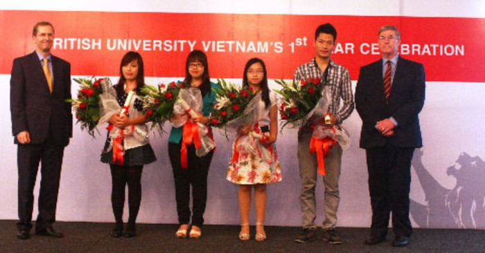 Tiến sĩ Antony Stokes - Đại sứ Anh và Bắc Ailen tại Việt Nam và Sir Graeme Davies - Hiệu trưởng British University Vietnam (nguyên Hiệu trưởng Đại học London - UoL, Anh quốc) trao học bổng Hoàng tử Andrew dành cho sinh viên Việt Nam xuất sắc. Tiến sĩ Antony Stokes - Đại sứ Anh và Bắc Ailen tại Việt Nam và Sir Graeme Davies - Hiệu trưởng British University Vietnam (nguyên Hiệu trưởng Đại học London - UoL, Anh quốc) trao học bổng Hoàng tử Andrew dành cho sinh viên Việt Nam xuất sắc.