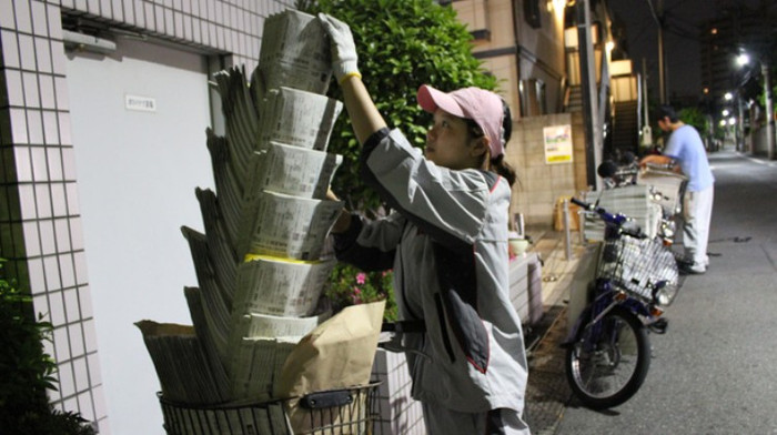 Xếp từng chồng báo cẩn thận lên xe đạp, Lương Duyên bắt đầu công việc phát báo lúc 3g sáng - Ảnh: Bình Thanh Xếp từng chồng báo cẩn thận lên xe đạp, Lương Duyên bắt đầu công việc phát báo lúc 3g sáng - Ảnh: Bình Thanh