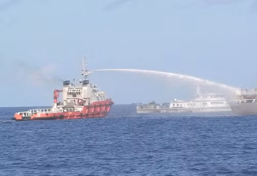 Vòi rồng trên tàu Trung Quốc phun thẳng nước áp lực lớn vào tàu Cảnh sát biển Việt Nam.