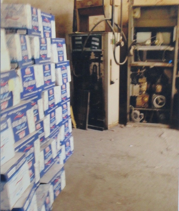 Sản phẩm nước giải khát của Công ty Hoàng Phương bị thu về vứt lăn lóc dưới đất, cạnh các thiết bị xăng dầu trong kho của cây xăng Huyền Vinh. Sản phẩm nước giải khát của Công ty Hoàng Phương bị thu về vứt lăn lóc dưới đất, cạnh các thiết bị xăng dầu trong kho của cây xăng Huyền Vinh.