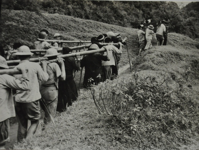 Dân công và bộ đội khiêng phụ tùng xe máy vượt gần 100km để lắp thành xe ô tô phục vụ chiến dịch giải phóng Điện Biên. Dân công và bộ đội khiêng phụ tùng xe máy vượt gần 100km để lắp thành xe ô tô phục vụ chiến dịch giải phóng Điện Biên.