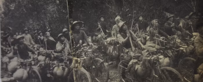 Một trong những hình ảnh ấn tượng nhất chính là các đoàn xe thồ chở lương thực ra mặt trận Điện Biên Phủ, trong đó phần nhiều đến từ tỉnh Thanh Hóa. Năm 1957, trong một lần về thăm Thanh Hóa, Bác Hồ đã nói: "Trong chiến dịch Điện Biên Phủ, Thanh Hóa góp 12 vạn dân công vận tải lương thực cho bộ đội. Bây giờ tiếng Việt Nam đến đâu, tiếng Điện Biên Phủ đến đó. Tiếng Điện Biên Phủ đến đâu, đồng bào Thanh Hóa cũng có một phần vinh dự đến đó”.