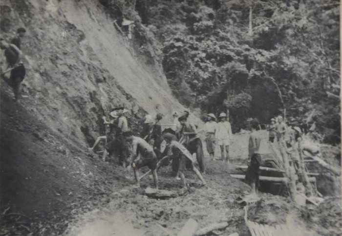 Dân công mở đường đưa thương binh về hậu tuyến trong chiến dịch giải phóng Điện Biên. Dân công mở đường đưa thương binh về hậu tuyến trong chiến dịch giải phóng Điện Biên.