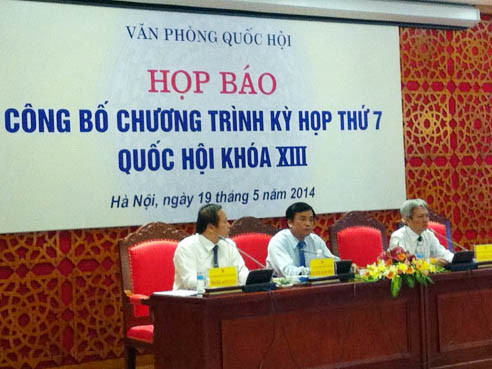 Từ trái sang phải: Ông Trương Minh Tuấn - Thứ trưởng Bộ Thông tin và Truyền thông; ông Nguyễn Hạnh Phúc - Chủ nhiệm VP Quốc hội; ông Nguyễn Sỹ Dũng - Phó Chủ nhiệm VP Quốc hội. Từ trái sang phải: Ông Trương Minh Tuấn - Thứ trưởng Bộ Thông tin và Truyền thông; ông Nguyễn Hạnh Phúc - Chủ nhiệm VP Quốc hội; ông Nguyễn Sỹ Dũng - Phó Chủ nhiệm VP Quốc hội.