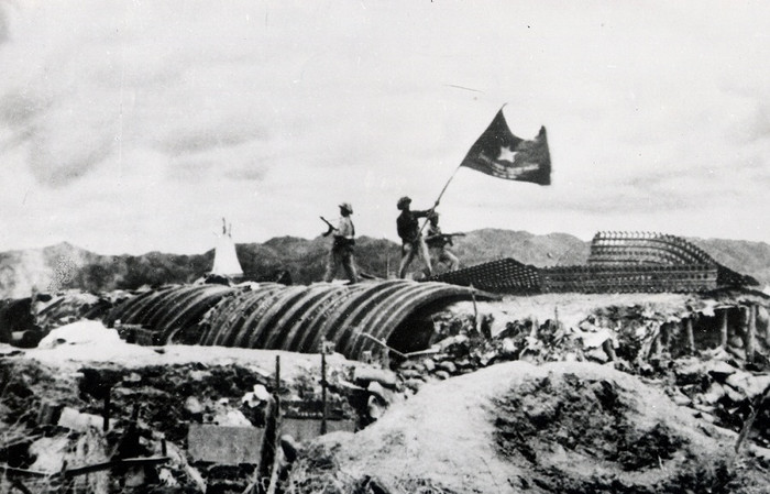 Chiều 7/5/1954, cờ đỏ sao vàng bay trên nóc hầm của Tướng Đờ-CátXtơri. Trong bài thơ "Một chiều hè lịch sử", Tố Hữu viết: "...Tướng Đờ Cát xin hàng/ Bốt đồn đều san phẳng/ Cờ quyết chiến quyết thắng/ Tung bay trên nóc hầm..." Chiều 7/5/1954, cờ đỏ sao vàng bay trên nóc hầm của Tướng Đờ-CátXtơri. Trong bài thơ "Một chiều hè lịch sử", Tố Hữu viết: "...Tướng Đờ Cát xin hàng/ Bốt đồn đều san phẳng/ Cờ quyết chiến quyết thắng/ Tung bay trên nóc hầm..."