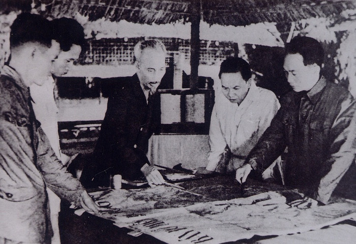 Chủ tịch Hồ Chí Minh cùng Đại tướng Võ Nguyên Giáp (phải) chỉ huy chiến dịch Điện Biên Phủ. Chủ tịch Hồ Chí Minh cùng Đại tướng Võ Nguyên Giáp (phải) chỉ huy chiến dịch Điện Biên Phủ.