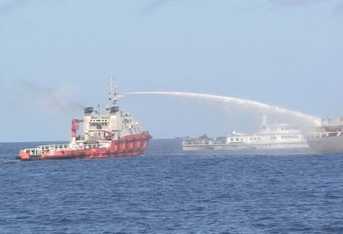 Trung Quốc đang sử dụng nhiều thủ đoạn nhằm tranh đoạt lãnh hải của Việt Nam, bao gồm cả việc chủ động sử dụng vũ lực tấn công tàu cảnh sát biển và tàu kiểm ngư Việt Nam. Trung Quốc đang sử dụng nhiều thủ đoạn nhằm tranh đoạt lãnh hải của Việt Nam, bao gồm cả việc chủ động sử dụng vũ lực tấn công tàu cảnh sát biển và tàu kiểm ngư Việt Nam.