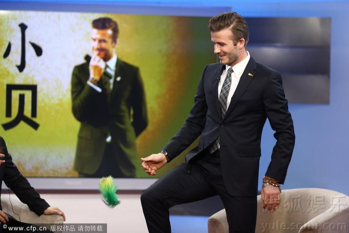 Sau những động tác ban đầu khá chuyên nghiệp, tiền vệ người Anh bắt đầu lúng túng... Sau những động tác ban đầu khá chuyên nghiệp, tiền vệ người Anh bắt đầu lúng túng...