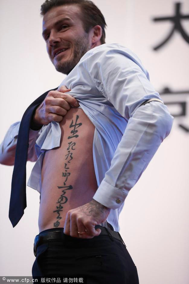 Trước sự cổ vũ nồng nhiệt của các bạn sinh viên, Becks đã bất ngờ khoe hình xăm độc bằng tiếng Trung Trước sự cổ vũ nồng nhiệt của các bạn sinh viên, Becks đã bất ngờ khoe hình xăm độc bằng tiếng Trung