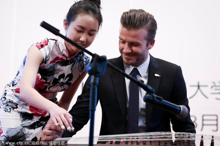 Trong cuộc giao lưu này, Becks đã được đề nghị thử chơi một loại đàn dân tộc của Trung Quốc. Trong cuộc giao lưu này, Becks đã được đề nghị thử chơi một loại đàn dân tộc của Trung Quốc.