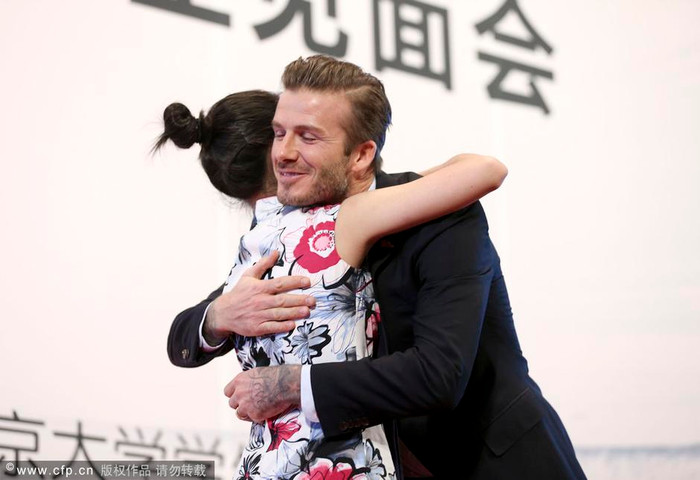 Becks ôm cảm ơn cô gái đã cho anh một trải nghiệm thú vị về một nhạc cụ mới. Becks ôm cảm ơn cô gái đã cho anh một trải nghiệm thú vị về một nhạc cụ mới.