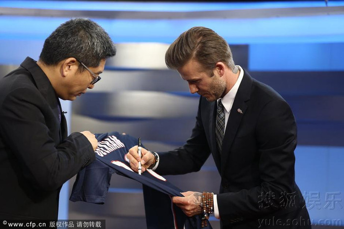 Anh tặng lại chiếc áo đấu với chữ kỹ của mình cho người dẫn chương trình. Anh tặng lại chiếc áo đấu với chữ kỹ của mình cho người dẫn chương trình.