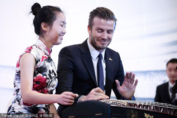 ...và tự mình chơi đàn. ...và tự mình chơi đàn.