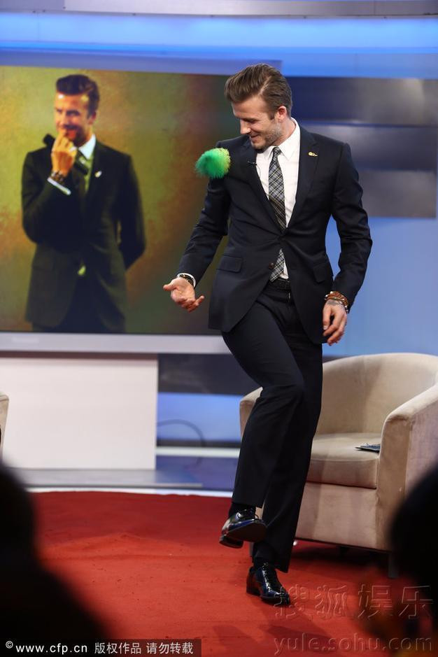 ... và dùng cả tay để đỡ cầu. ... và dùng cả tay để đỡ cầu.