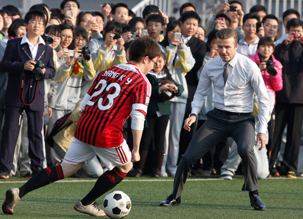 tranh bóng với cầu thủ nhí..