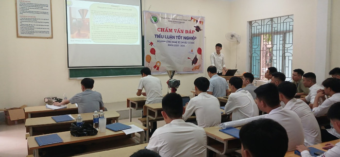 Sinh viên Trường Đại học Sư phạm Kỹ thuật Vinh trong buổi chấm vấn đáp, tiểu luận tốt nghiệp. (Ảnh: website nhà trường) Sư phạm Kỹ thuật Vinh.jpg