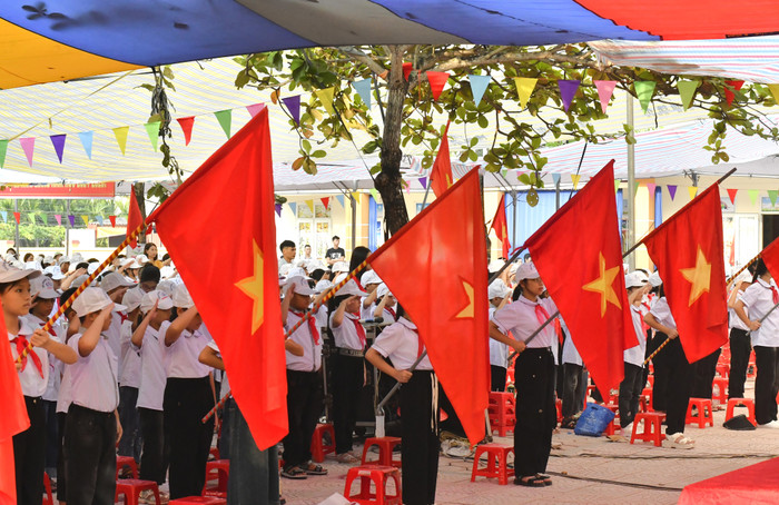 Nghi thức Chào cờ trong buổi lễ khai giảng Trường Tiểu học xã Công Lý. GDVN 8.JPG