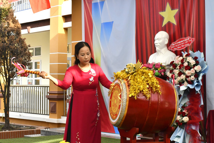 Cô Nguyễn Thị Bắc - Hiệu trưởng Trường Tiểu học xã Công Lý đánh trống khai trường. GDVN 7.JPG